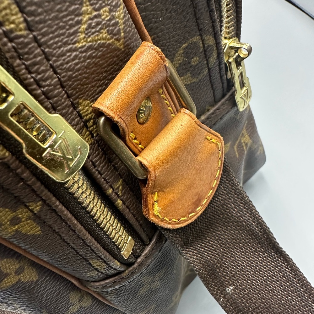 Louis Vuitton Reporter GM Monogram
Canvas Messenger Bag - Picture 10 of 13
